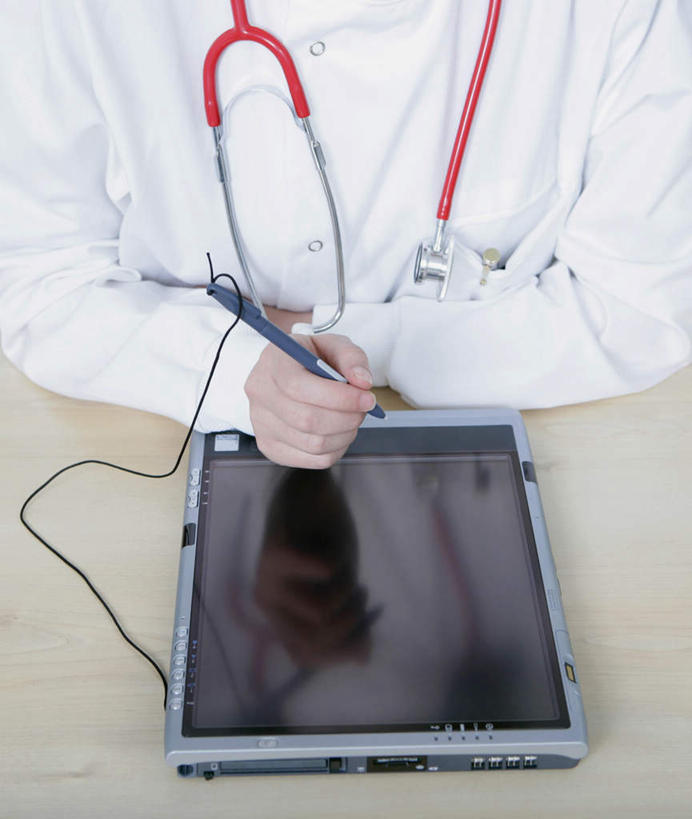 西方人,一个人,医生,医院,坐,竖图,俯视,室内,白天,工作服,制服,商务,科技,桌子,欧洲,欧洲人,仅一个年轻女性,仅一个女性,仅一个人,握,科学,笔,办公桌,办公用品,拿,拿着,注视,文具,听诊器,学习用品,观察,记录,看,医护人员,医疗人员,便捷,联络,握着,通信,观看,掌上电脑,文具用品,察看,医疗设备,科学技术,关注,医疗器械,液晶,医疗工具,医疗机构,PDA掌上电脑,个人数字助理,轻巧,工作制服,检测工具,年轻女性,女人,女性,白种人,大夫,坐着,半身,彩图,高角度拍摄,工作套服,办公,病院,诊所