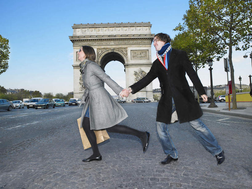 西方人,两个人,走,握手,横图,室外,白天,侧面,爱情,购物,消费,植物,道路,建筑,路,公路,汽车,袋子,法国,凯旋门,巴黎,欧洲,欧洲人,阴影,服装,装饰,光线,包装袋,手提袋,影子,购物袋,交通,首都,浪漫,休闲装,车,树,树木,衣服,蓝色,绿色,蓝天,天空,阳光,自然,围巾,交通工具,轿车,天,休闲,温暖,温馨,休闲服,恩爱,金融,恋人,服饰,生长,晴朗,成长,围脖,保暖,华丽,点缀,和睦,御寒,购买,载具,贸易,万里无云,法兰西共和国,衬托,美观,雅致,雅观,法兰西第五共和国,男人,男性,年轻男性,年轻女性,女人,女性,白种人,情侣,晴空,晴空万里,马路,步行,搀手,拉手,散步,手搀手,手拉手,手牵手,手握手,走路,彩图,全身,伴侣,融洽