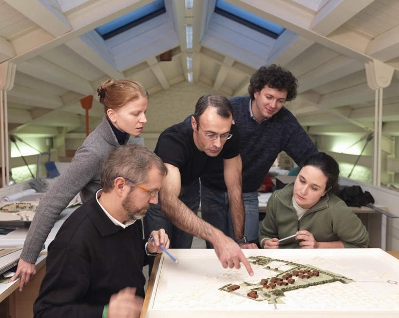 西方人,伙伴,朋友,商务人士,商务男性,商务女性,办公室,站,坐,横图,室内,白天,正面,衬衫,友谊,合作,团队,家具,桌子,欧洲,欧洲人,五个人,指,套装,服装,图纸,办公桌,设计图,许多人,注视,指点,休闲装,衣服,观察,看,站着,一群人,休闲,休闲服,战略,服饰,观看,察看,指向,关注,商务装,工程图,草图,蓝图,工薪阶层,办公家具,联合,合谋,配合,协作,男人,男性,女人,女性,中年男性,中年女性,白种人,白领,上班族,设计,站立,坐着,半身,彩图,衬衣