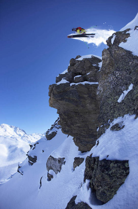 西方人,一个人,跳,竖图,室外,白天,仰视,山,雪,雪山,大雪,欧洲,欧洲人,仅一个男性,仅一个人,仅一个中年男性,服装,冰,积雪,山峰,雪景,冬季,冬天,山峦,注视,衣服,蓝色,蓝天,天空,天,观察,看,温暖,寒冷,服饰,晴朗,观看,保暖,察看,冰冷,御寒,关注,滑雪服,万里无云,严寒,冰凉,酷寒,凛冽,凛凛,极冷,竞技服,旅游服,冬装,男人,男性,中年男性,白种人,晴空,晴空万里,跳跃,彩图,低角度拍摄,全身
