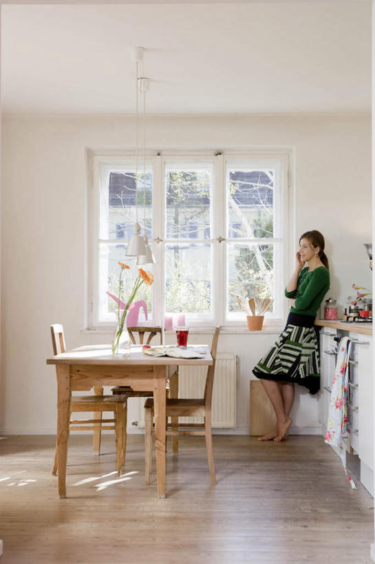 西方人,一个人,站,说,打电话,竖图,室内,白天,侧面,讨论,餐桌,窗户,地板,桌子,电话,手机,欧洲,欧洲人,仅一个女性,仅一个人,握,服装,墙,地面,拿,拿着,休闲装,通讯设备,木地板,玻璃窗,墙壁,墙面,衣服,靠,靠着,站着,仅一个中年女性,休闲,休闲服,握着,服饰,餐台,交流,女人,女性,中年女性,白种人,沟通,讲话,交谈,商讨,说话,谈话,通话,站立,彩图,全身