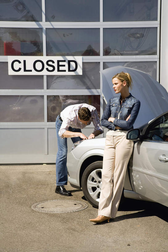 西方人,两个人,家庭,夫妻,商店,站,双手交叉,竖图,室外,白天,正面,爱情,购物,消费,窗户,汽车,欧洲,欧洲人,弯腰,服装,英文,标志,文字,字符,字母,浪漫,注视,休闲装,标识,商铺,玻璃窗,车,衣服,交通工具,轿车,观察,看,靠,靠着,倚靠,站着,休闲,温暖,温馨,一家人,休闲服,恩爱,金融,恋人,服饰,观看,英文字母,和睦,察看,双手抱胸,倚着,关注,载具,选购,贸易,弯身,血拼,市肆,商号,男人,男性,年轻女性,女人,女性,中年男性,白种人,年轻人,夫妇,情侣,站立,彩图,全身,店铺,伴侣,融洽