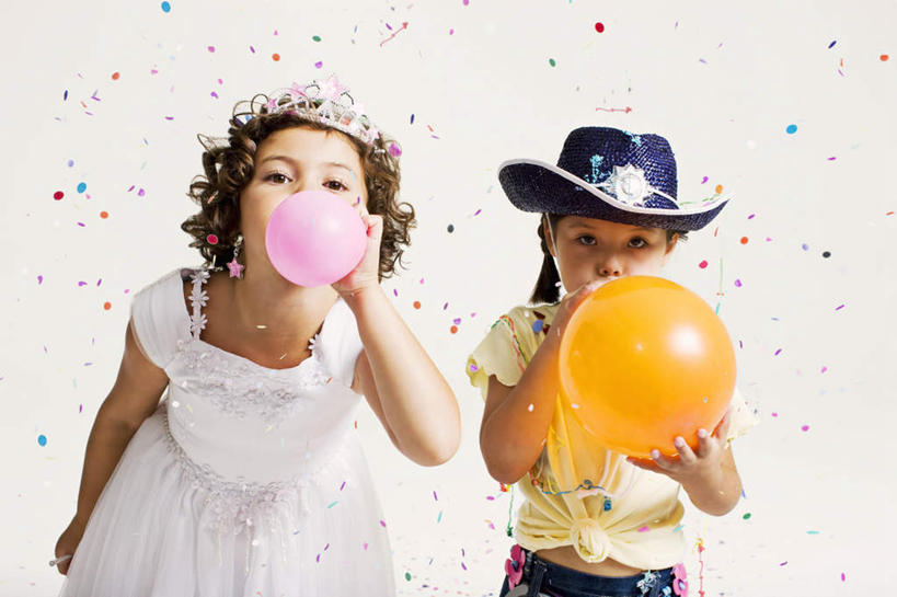 西方人,儿童,两个人,伙伴,朋友,站,横图,彩色,室内,白天,白色背景,正面,裙子,游戏,友谊,纯洁,皇冠,帽子,玩具,欧洲,欧洲人,握,阴影,连衣裙,服装,装饰,反射,影子,塑料,纸屑,玩,注视,休闲装,娱乐,两个,小孩,衣服,粉色,气球,塑料制品,吹,观察,看,站着,休闲,休闲服,橙色,充气玩具,牛仔帽,橡胶,可爱,童年,童趣,益智,握着,摄影,服饰,影棚,观看,活动,五颜六色,华丽,修饰,碎纸,点缀,权威,察看,发泄,高贵,关注,消遣,智力,五彩缤纷,碎纸条,童真,橡胶制品,烂漫,无邪,宣泄,衬托,美观,雅致,雅观,一顶,权力,统治,绚烂,五彩纸屑,天真,友情,女孩,女人,女性,白种人,王冠,玩耍,嬉戏,站立,半身,彩图,影棚拍摄,拍摄,女生