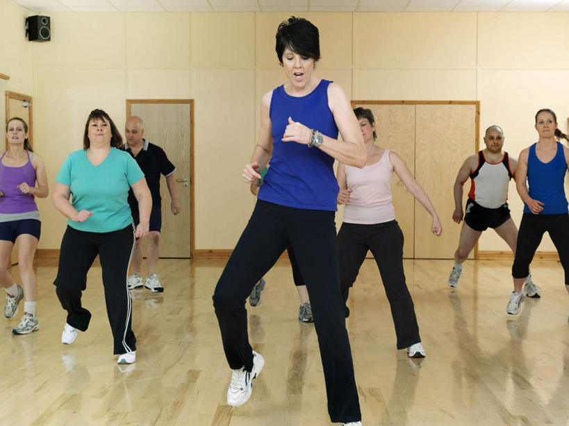 西方人,伙伴,朋友,健身房,跳,横图,室内,白天,正面,运动服,锻炼,友谊,运动,地板,门,天花板,照明,欧洲,欧洲人,阴影,服装,光线,影子,灯光,许多人,注视,娱乐,顶灯,灯,衣服,灯具,门框,观察,看,一群人,教练,享受,休闲,放松,服饰,观看,有氧运动,照亮,察看,衣着,照明设备,穿着,关注,健身操,室内运动,衣饰,友情,老年男性,男人,男性,年轻男性,年轻女性,女人,女性,中年男性,中年女性,白种人,跳跃,半身,彩图,健身,健身馆,运动装