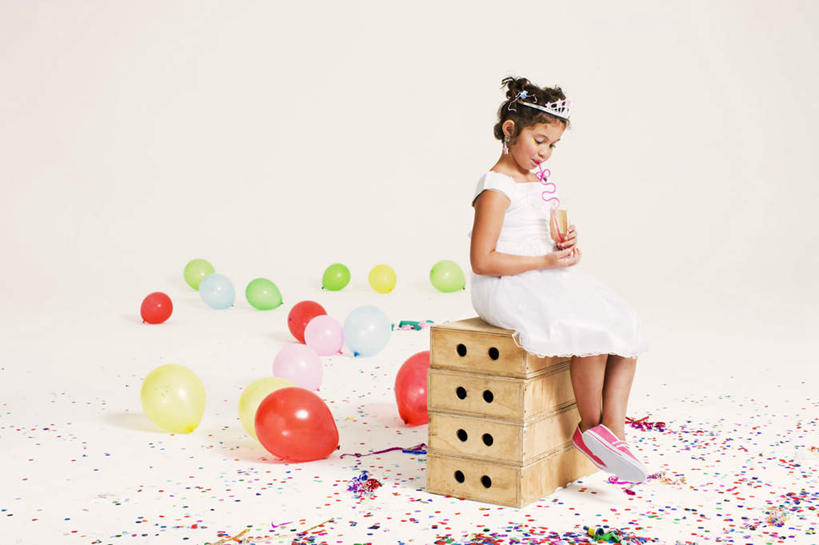 果汁,西方人,儿童,一个人,坐,横图,彩色,室内,白天,白色背景,正面,裙子,纯洁,杯子,皇冠,椅子,欧洲,欧洲人,仅一个女性,仅一个人,喝,握,阴影,连衣裙,装饰,反射,影子,塑料,纸屑,饮品,注视,玻璃制品,饮料,小孩,气球,水杯,塑料制品,吸管,低头,观察,看,仅一个小孩,橡胶,可爱,童年,童趣,握着,摄影,影棚,观看,五颜六色,华丽,修饰,碎纸,点缀,权威,察看,空心,高贵,关注,可口,五彩缤纷,碎纸条,童真,橡胶制品,烂漫,无邪,衬托,美观,雅致,雅观,一顶,饮管,权力,统治,绚烂,适口,五彩纸屑,天真,女孩,女人,女性,白种人,孩子,玻璃杯,王冠,坐着,彩图,全身,影棚拍摄,拍摄,女生,圆柱状