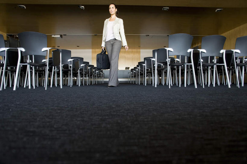 西方人,一个人,商务人士,商务女性,走,笑,微笑,横图,室内,白天,仰视,椅子,照明,欧洲,欧洲人,仅一个女性,仅一个人,一排,许多,阴影,套装,整齐,光线,包,公文包,影子,灯光,拎,注视,顶灯,灯,排列,一个,黑色,会议椅,讲台,灯具,观察,看,仅一个中年女性,单个,公事包,观看,办公椅,照亮,察看,照明设备,队列,关注,演说台,商务装,工薪阶层,演讲台,商务椅,培训椅,女人,女性,中年女性,白种人,白领,上班族,步行,抬头,仰头,走路,彩图,低角度拍摄,全身,拎着