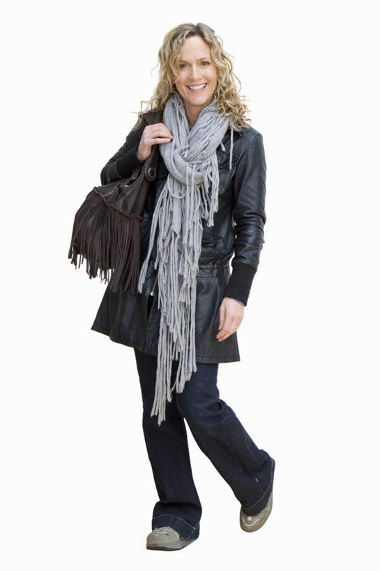 西方人,一个人,笑,微笑,露齿笑,竖图,室内,白天,白色背景,正面,欧洲,欧洲人,仅一个女性,仅一个人,一条,服装,装饰,包,皮包,注视,休闲装,一个,衣服,围巾,观察,看,仅一个中年女性,休闲,温暖,休闲服,抬脚,摄影,服饰,影棚,单个,围脖,观看,保暖,华丽,单肩包,点缀,察看,御寒,关注,衬托,美观,雅致,雅观,女人,女性,中年女性,白种人,彩图,全身,影棚拍摄,拍摄