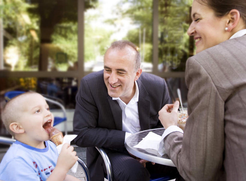 西方人,儿童,中年人,背部,三个人,家庭,夫妻,母亲,父亲,儿子,商务人士,商务男性,商务女性,坐,笑,微笑,露齿笑,横图,室外,白天,正面,衬衫,爱情,纯洁,植物,生活用品,桌面,桌子,欧洲,欧洲人,握,套装,服装,朦胧,模糊,木制,纸,冰激凌,浪漫,清凉,拿,拿着,注视,休闲装,树,树木,小孩,衣服,绿色,自然,木制品,纸巾,日用品,冷饮,观察,看,休闲,舒服,温暖,温馨,父子,母子,三口之家,一家人,休闲服,冰淇淋,恩爱,父爱,可爱,母爱,童年,童趣,握着,恋人,服饰,生长,成长,卫生纸,观看,解暑,和睦,察看,关注,解渴,咖啡店,商务装,咖啡屋,雪糕,工薪阶层,童真,烂漫,无邪,舒爽,冰糕,消暑,生活用纸,天真,男孩,男人,男性,女人,女性,中年男性,中年女性,白种人,孩子,夫妇,情侣,白领,上班族,坐着,半身,彩图,衬衣,咖啡馆,伴侣,融洽,男生