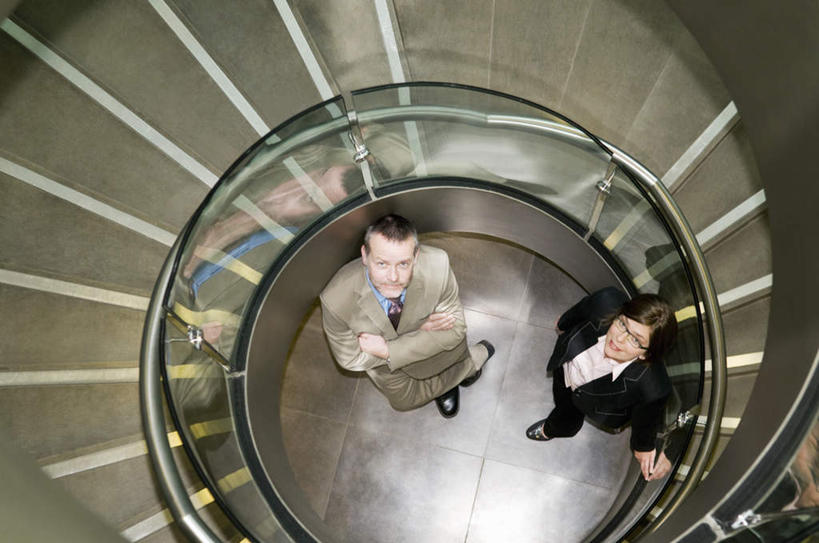 西方人,两个人,同事,商务人士,商务男性,商务女性,栏杆,站,双手交叉,横图,俯视,室内,白天,衬衫,成功,合作,团队,集体,信心,楼梯,欧洲,欧洲人,套装,曲折,弯曲,扶手,螺旋,阶梯,领带,注视,队伍,护栏,台阶,观察,看,站着,蜿蜒,观看,察看,领导,双手抱胸,象征,庄重,成就,关注,商务装,身份,合伙,领袖,工薪阶层,正式,地位,男人,男性,年轻女性,女人,女性,中年男性,白种人,白领,上班族,抬头,仰头,站立,彩图,高角度拍摄,全身,衬衣