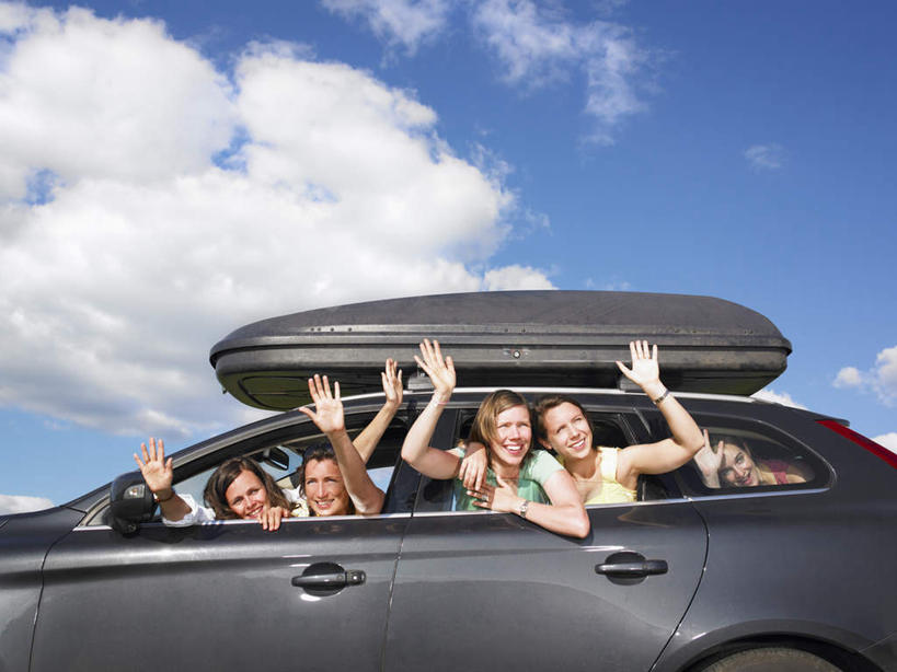 西方人,伙伴,朋友,坐,举,笑,微笑,露齿笑,横图,室外,白天,仰视,友谊,窗户,汽车,欧洲,欧洲人,五个人,一辆,阴影,服装,光线,影子,云,云朵,面包车,许多人,云彩,挥手,扭头,注视,休闲装,再见,玻璃窗,车,衣服,蓝色,黑色,白云,蓝天,天空,阳光,车窗,交通工具,天,观察,看,手势,托,招手,转头,一群人,休闲,休闲服,服饰,晴朗,告别,观看,察看,关注,载具,摆动,离别,辞行,友情,年轻女性,女人,女性,白种人,晴空,举起,举手,举着,向上举,向上伸,向上托,坐着,半身,彩图,低角度拍摄