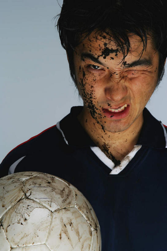 东方人,一个人,站,捧,竖图,室内,特写,白天,正面,运动服,足球,亚洲,仅一个男性,仅一个人,灰色背景,服装,泥土,土壤,足球装备,注视,黄种人,运动器械,仅一个年轻男性,一个,衣服,白色,黑色,观察,看,站着,健身器械,摄影,服饰,肮脏,影棚,单个,观看,察看,衣着,穿着,关注,健身器材,呲牙,邋遢,蹴鞠,衣饰,龌龊,污秽,足球运动,男人,男性,年轻男性,亚洲人,端,端着,捧着,手捧,站立,半身,彩图,影棚拍摄,拍摄,运动器材,运动装
