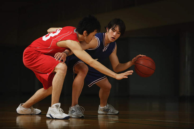 东方人,两个人,运动员,体育馆,运动场,横图,室内,白天,正面,运动服,运动鞋,锻炼,快乐,比赛,运动,竞争,篮球,地板,鞋子,亚洲,握,服装,壁灯,篮球装备,地面,拿,拿着,黄种人,娱乐,运动器械,体育场,木地板,衣服,靠,靠着,休闲,健身器械,握着,服饰,体育运动,健身器材,防守,篮球运动,运动馆,防卫,戍守,体育,男人,男性,年轻男性,亚洲人,体育运动员,运动选手,彩图,全身,健身,运动器材