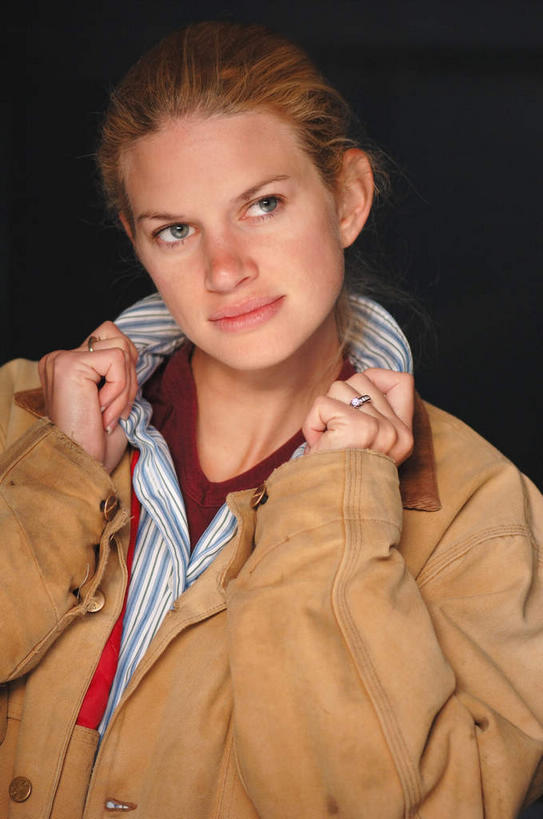 西方人,一个人,竖图,室内,白天,正面,欧洲,欧洲人,仅一个年轻女性,仅一个女性,仅一个人,握,黑色背景,服装,棕色,注视,休闲装,领子,衣领,衣服,观察,看,休闲,辫子,休闲服,握着,摄影,服饰,影棚,观看,察看,关注,年轻女性,女人,女性,白种人,长发,半身,彩图,影棚拍摄,拍摄