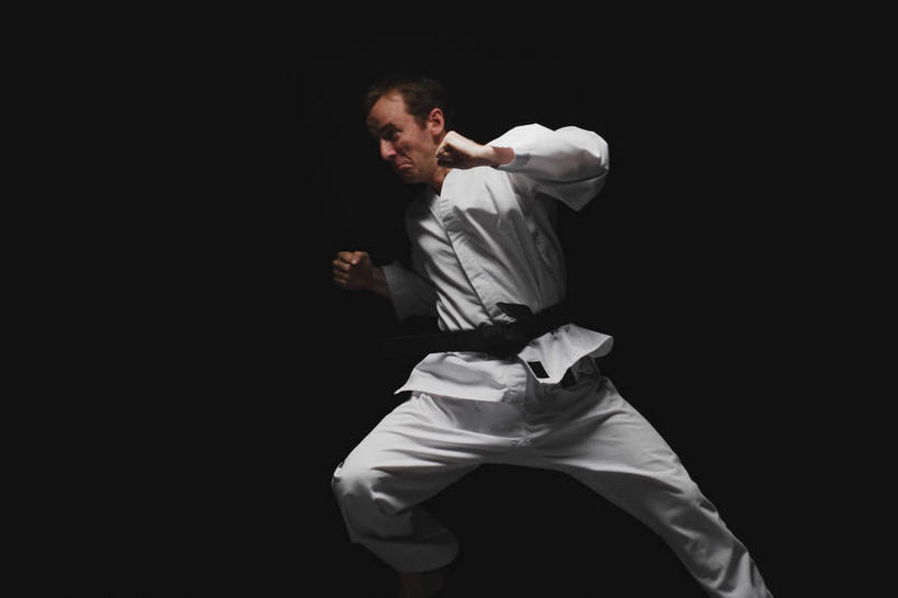 西方人,一个人,跳,横图,室内,白天,正面,运动服,锻炼,运动,跆拳道,欧洲,欧洲人,仅一个男性,仅一个人,黑色背景,服装,半空,扭头,注视,仅一个年轻男性,衣服,观察,看,转头,摄影,服饰,影棚,观看,察看,关注,挥拳,体育,男人,男性,年轻男性,白种人,跳跃,半身,彩图,影棚拍摄,健身,拍摄,运动装