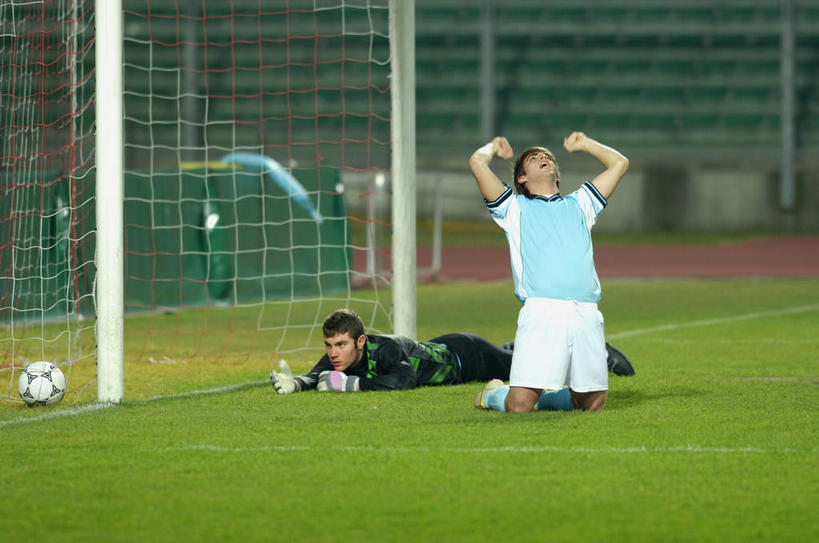 西方人,两个人,运动员,足球场,体育馆,运动场,跪,举,横图,室外,白天,正面,运动服,锻炼,快乐,比赛,运动,竞争,足球,草地,草坪,植物,欧洲,欧洲人,服装,朦胧,模糊,球网,足球装备,注视,娱乐,运动器械,体育场,草,衣服,绿色,观察,看,趴着,托,休闲,健身器械,服饰,观看,察看,体育运动,关注,健身器材,绿茵场,运动馆,蹴鞠,足球网,体育,足球运动,男人,男性,年轻男性,白种人,体育运动员,运动选手,跪着,举起,举手,举着,趴,抬头,向上举,向上伸,向上托,仰头,彩图,全身,健身,足球比赛场地,运动器材,运动装