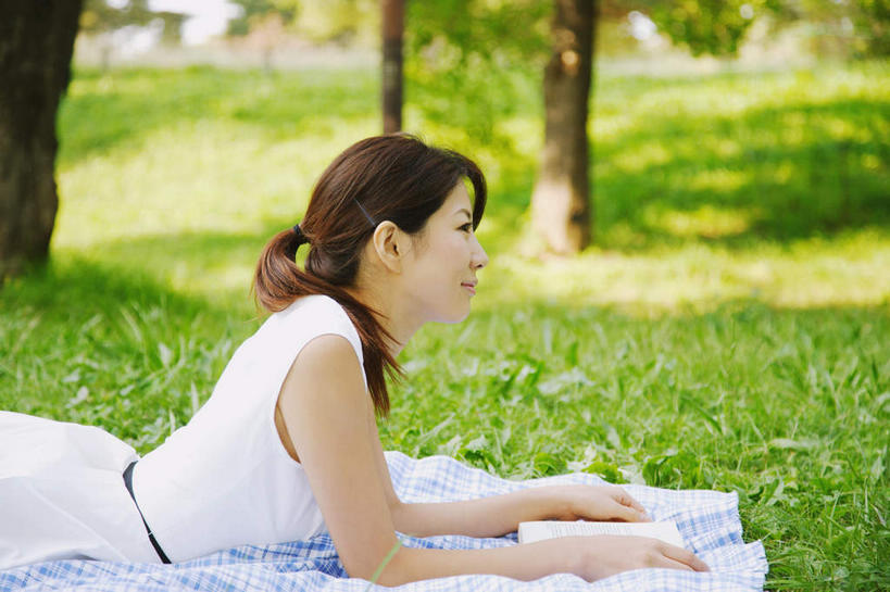 东方人,一个人,横图,室外,白天,侧面,草地,草坪,植物,书籍,亚洲,仅一个年轻女性,仅一个女性,仅一个人,一本,阴影,服装,朦胧,模糊,光线,影子,棕色,注视,休闲装,黄种人,草,树,树木,衣服,绿色,白色,阳光,自然,打开,看,趴着,休闲,辫子,休闲服,服饰,生长,成长,开启,关注,年轻女性,女人,女性,亚洲人,长发,书,图书,趴,抬头,仰头,半身,彩图
