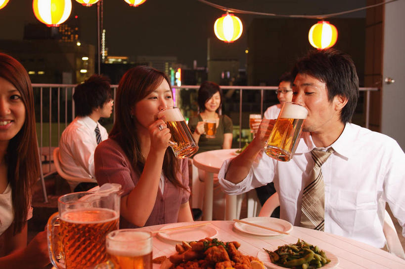 啤酒,东方人,伙伴,朋友,商务人士,商务男性,商务女性,坐,横图,室外,夜晚,正面,衬衫,友谊,餐桌,桌子,杯子,照明,亚洲,一排,吊挂,喝,悬挂,阴影,套装,朦胧,模糊,整齐,光线,布料,灯笼,高脚杯,影子,纸灯笼,灯光,酒类,三杯,许多人,挂,布纹,黄种人,玻璃制品,酒,桌布,饮料,排列,三个,餐巾,酒杯,灯具,台布,打开,一群人,餐台,照亮,三盏,开启,照明设备,队列,商务装,工薪阶层,香槟杯,友情,男人,男性,年轻男性,年轻女性,女人,女性,亚洲人,白领,上班族,玻璃杯,坐着,半身,彩图,衬衣