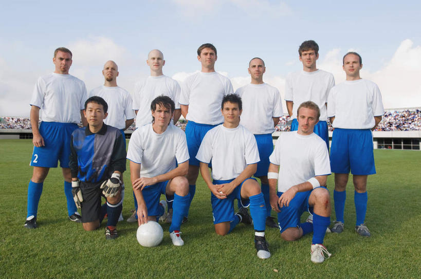 西方人,伙伴,朋友,观众,运动员,足球场,站,跪,蹲,笑,微笑,横图,室外,白天,正面,运动服,友谊,运动,合作,团队,足球,草地,草坪,植物,欧洲,欧洲人,服装,云,云朵,足球装备,许多人,云彩,注视,运动器械,草,衣服,蓝色,绿色,白云,蓝天,天空,天,观察,看,站着,一群人,健身器械,战略,服饰,观看,察看,关注,健身器材,绿茵场,联合,合谋,蹴鞠,配合,协作,足球运动,男人,男性,年轻男性,白种人,观赏人员,体育运动员,运动选手,蹲着,跪着,站立,彩图,全身,足球比赛场地,运动器材,运动装