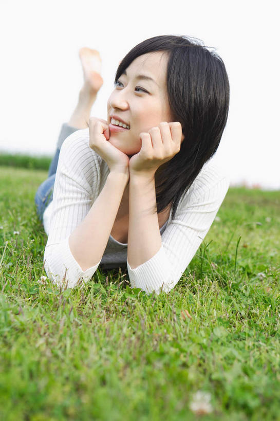 东方人,一个人,笑,微笑,露齿笑,竖图,室外,白天,正面,草地,草坪,植物,亚洲,仅一个年轻女性,仅一个女性,仅一个人,撑,抬,服装,扭头,托腮,注视,休闲装,黄种人,光脚,草,衣服,蓝色,绿色,黑色,蓝天,天空,天,观察,看,托,转头,休闲,赤脚,休闲服,服饰,晴朗,观看,察看,关注,托下巴,抬着,万里无云,年轻女性,女人,女性,亚洲人,长发,晴空,晴空万里,彩图,全身