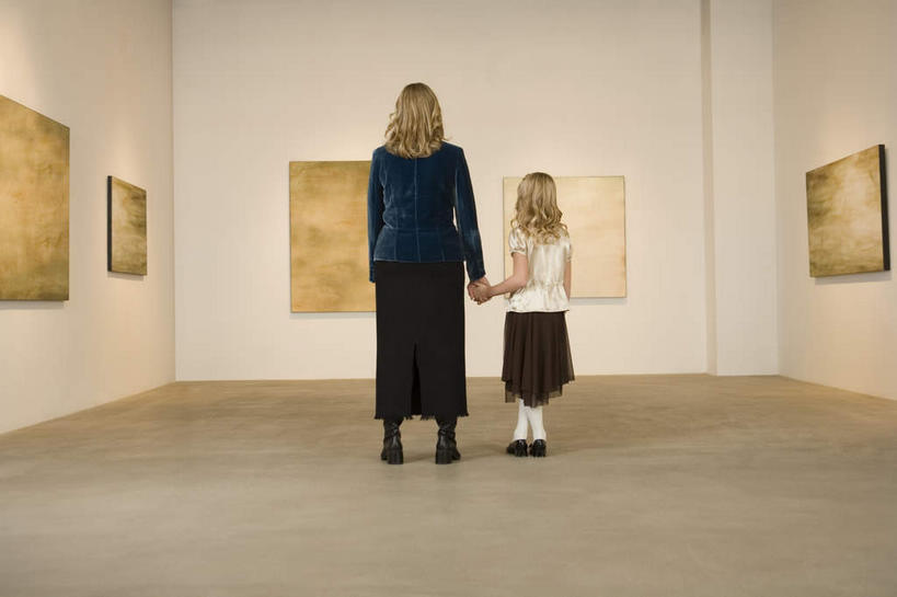 西方人,儿童,中年人,两个人,家庭,母亲,女儿,博物馆,站,握手,横图,室内,白天,绘画,纯洁,油画,欧洲,欧洲人,吊挂,悬挂,服装,研究,艺术,墙,古典,教育,挂,休闲装,文化,墙壁,墙面,小孩,背面,衣服,工艺品,品味,站着,休闲,温暖,温馨,母女,一家人,休闲服,可爱,母爱,童年,童趣,服饰,展览,美术,和睦,高雅,欣赏,陈列,童真,烂漫,无邪,美学,典藏,天真,女孩,女人,女性,中年女性,白种人,孩子,搀手,拉手,手搀手,手拉手,手牵手,手握手,站立,彩图,全身,融洽,女生