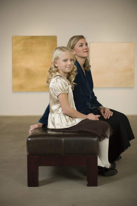 西方人,儿童,中年人,两个人,家庭,母亲,女儿,博物馆,坐,竖图,室内,白天,侧面,绘画,纯洁,沙发,油画,欧洲,欧洲人,吊挂,悬挂,服装,研究,艺术,墙,古典,教育,挂,扭头,注视,休闲装,文化,墙壁,墙面,小孩,衣服,工艺品,观察,看,品味,转头,休闲,温暖,温馨,母女,一家人,休闲服,可爱,母爱,童年,童趣,服饰,观看,展览,美术,和睦,察看,高雅,关注,欣赏,陈列,童真,烂漫,无邪,美学,典藏,天真,女孩,女人,女性,中年女性,白种人,孩子,坐着,彩图,全身,融洽,女生,皮沙发