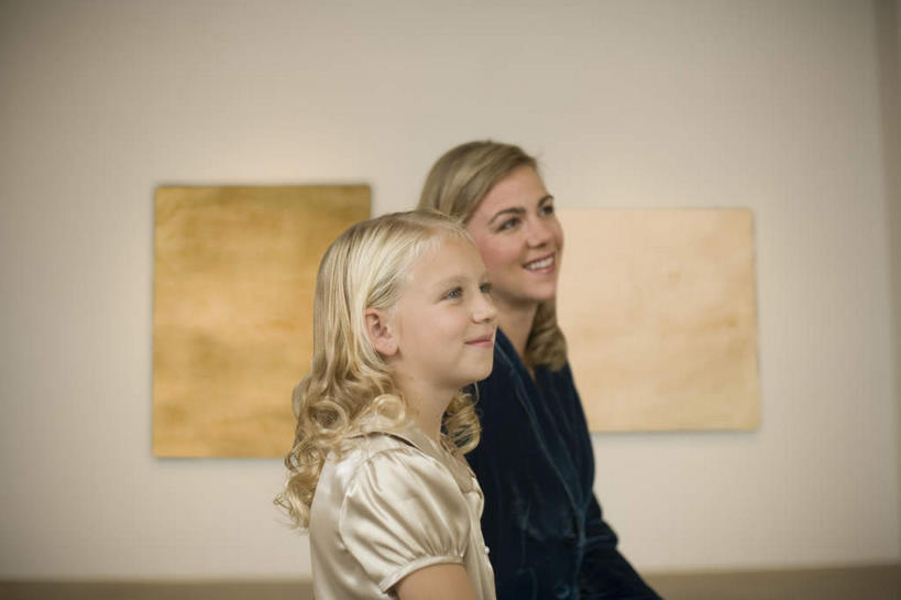 西方人,儿童,中年人,两个人,家庭,母亲,女儿,博物馆,坐,笑,微笑,露齿笑,横图,室内,白天,侧面,绘画,纯洁,油画,欧洲,欧洲人,吊挂,悬挂,服装,研究,艺术,墙,古典,教育,挂,注视,休闲装,文化,墙壁,墙面,小孩,衣服,工艺品,观察,看,品味,休闲,温暖,温馨,母女,一家人,休闲服,可爱,母爱,童年,童趣,服饰,观看,展览,美术,和睦,察看,高雅,关注,欣赏,陈列,童真,烂漫,无邪,美学,典藏,天真,女孩,女人,女性,中年女性,白种人,孩子,坐着,半身,彩图,融洽,女生