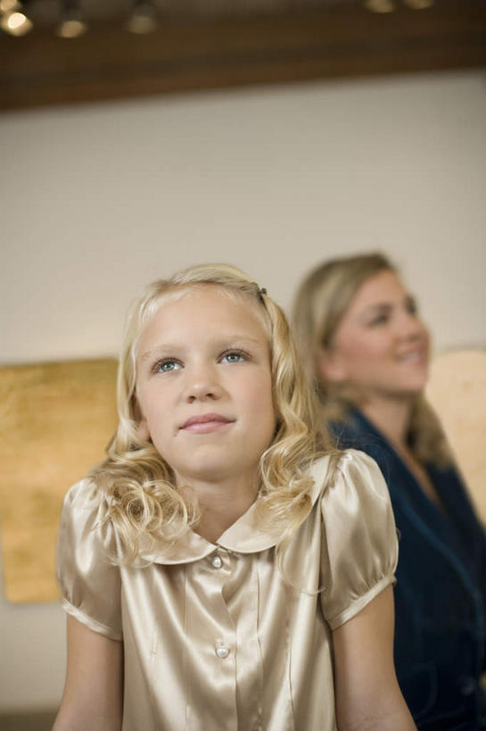 西方人,儿童,中年人,两个人,家庭,母亲,女儿,博物馆,坐,笑,微笑,露齿笑,竖图,室内,白天,仰视,绘画,纯洁,油画,欧洲,欧洲人,吊挂,悬挂,服装,朦胧,模糊,研究,艺术,墙,古典,教育,挂,注视,休闲装,文化,墙壁,墙面,小孩,衣服,工艺品,观察,看,品味,休闲,温暖,温馨,母女,一家人,休闲服,可爱,母爱,童年,童趣,服饰,观看,展览,美术,和睦,察看,高雅,关注,欣赏,陈列,童真,烂漫,无邪,美学,典藏,天真,女孩,女人,女性,中年女性,白种人,孩子,坐着,半身,彩图,低角度拍摄,融洽,女生