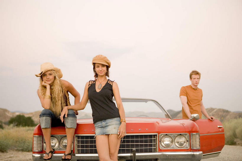 西方人,三个人,伙伴,朋友,站,坐,笑,微笑,露齿笑,横图,室外,白天,正面,友谊,草地,草坪,植物,道路,路,汽车,帽子,照明,欧洲,欧洲人,一辆,撑,服装,小路,交通,跑车,托腮,注视,休闲装,车,灯,草,树,树木,衣服,红色,绿色,自然,灯具,交通工具,观察,看,托,站着,休闲,休闲服,牛仔帽,搭,服饰,生长,成长,观看,照亮,察看,照明设备,搭着,关注,托下巴,载具,敞篷跑车,前照灯,前大灯,车前灯,友情,男人,男性,年轻男性,年轻女性,女人,女性,白种人,站立,坐着,半身,彩图