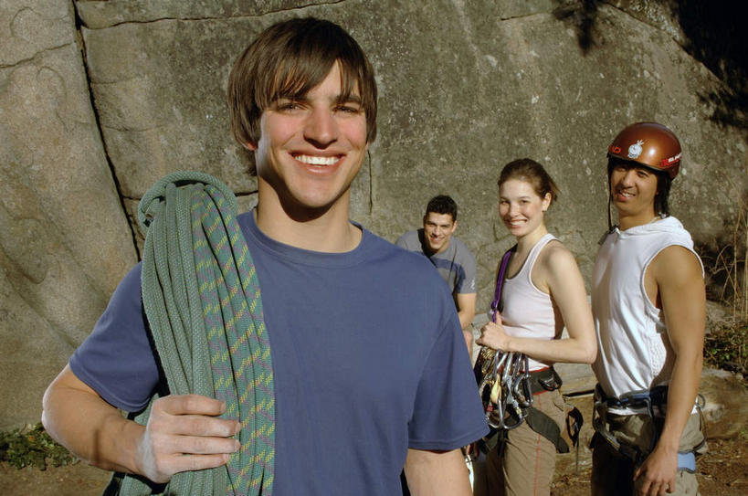 西方人,四个人,伙伴,朋友,站,笑,攀登,微笑,露齿笑,横图,室外,白天,正面,运动服,锻炼,旅游,度假,探险,友谊,运动,攀岩,石头,峡谷,帽子,欧洲,欧洲人,服装,石子,头盔,山谷,扭头,注视,娱乐,极限运动,骑,衣服,安全帽,绳子,观察,看,扛,站着,转头,享受,休闲,爬,放松,服饰,观看,绳索,察看,衣着,岩层,穿着,关注,室外运动,户外运动,衣饰,扛在肩上,骑在肩上,冒险,体育,友情,男人,男性,年轻男性,年轻女性,女人,女性,白种人,石块,岩石,登山,攀爬,站立,半身,彩图,健身,运动装