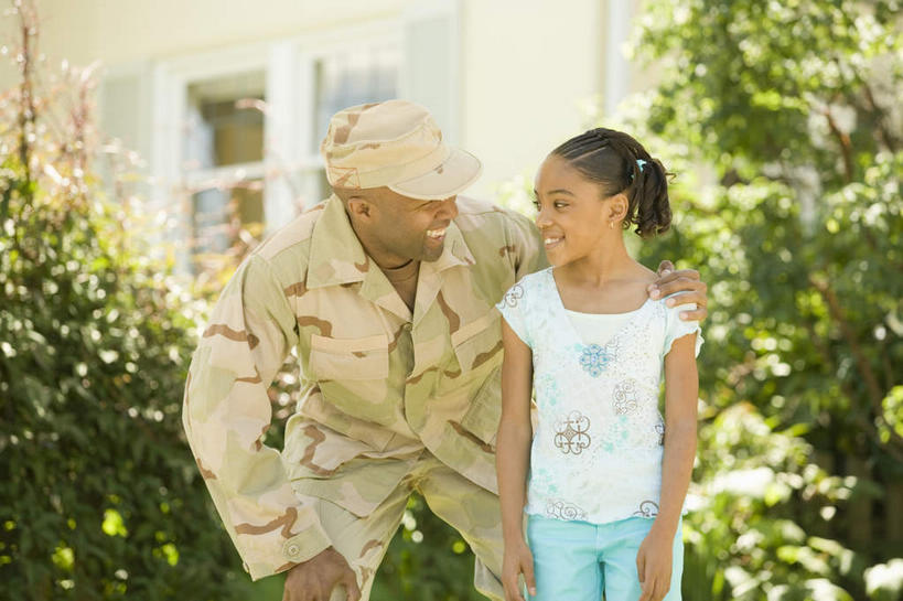 西方人,儿童,中年人,两个人,家庭,父亲,女儿,站,笑,微笑,露齿笑,横图,室外,白天,正面,制服,纯洁,植物,欧洲,非洲,黑人,欧洲人,弯腰,阴影,服装,朦胧,模糊,光线,影子,注视,树,树木,小孩,衣服,绿色,阳光,自然,观察,看,站着,温暖,温馨,父女,一家人,父爱,可爱,童年,童趣,搭,服饰,生长,成长,观看,军人,和睦,察看,军装,衣着,穿着,搭着,关注,军服,童真,烂漫,无邪,弯身,衣饰,天真,男人,男性,女孩,中年男性,非洲人,孩子,站立,半身,彩图,融洽,女生