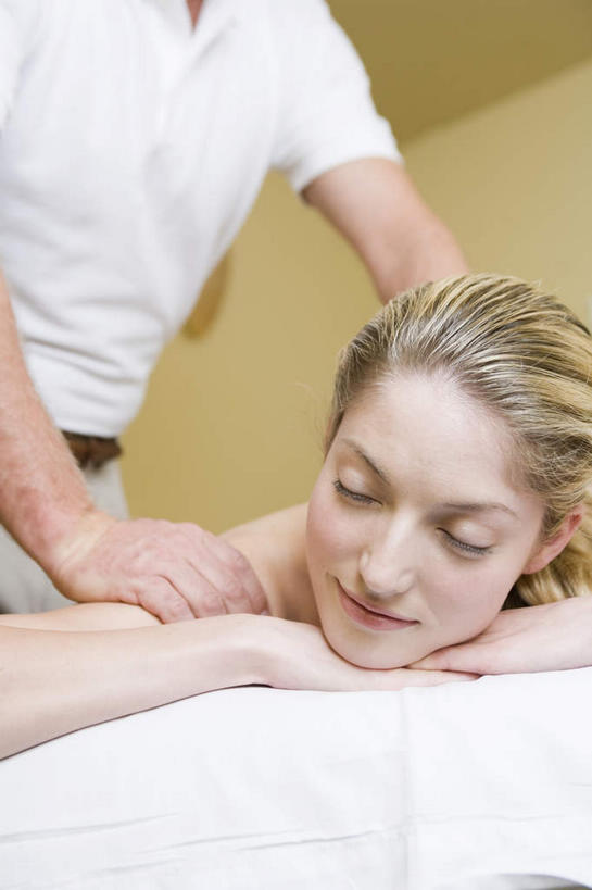 西方人,两个人,按摩师,美容院,站,闭眼,笑,微笑,竖图,室内,白天,仰视,工作服,制服,按摩,美容,床,欧洲,欧洲人,护肤,墙,床单,被子,裸露,顾客,墙壁,墙面,黄色,趴着,站着,保养,享受,休闲,放松,保健,被单,裸,养颜,指压,按摩床,工作制服,主顾,年轻女性,女人,女性,中年男性,白种人,技师,闭眼睛,闭着眼,闭着眼睛,趴,站立,半身,彩图,低角度拍摄,工作套服,推拿,搓背床,理疗床,美容床,指压床