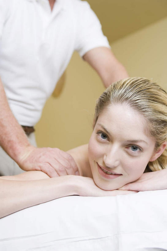 西方人,两个人,按摩师,美容院,站,笑,微笑,竖图,室内,白天,仰视,工作服,制服,按摩,美容,床,欧洲,欧洲人,护肤,墙,床单,注视,被子,裸露,顾客,墙壁,墙面,黄色,观察,看,趴着,站着,保养,享受,休闲,放松,保健,观看,察看,被单,关注,裸,养颜,指压,按摩床,工作制服,主顾,年轻女性,女人,女性,中年男性,白种人,技师,趴,站立,半身,彩图,低角度拍摄,工作套服,推拿,搓背床,理疗床,美容床,指压床