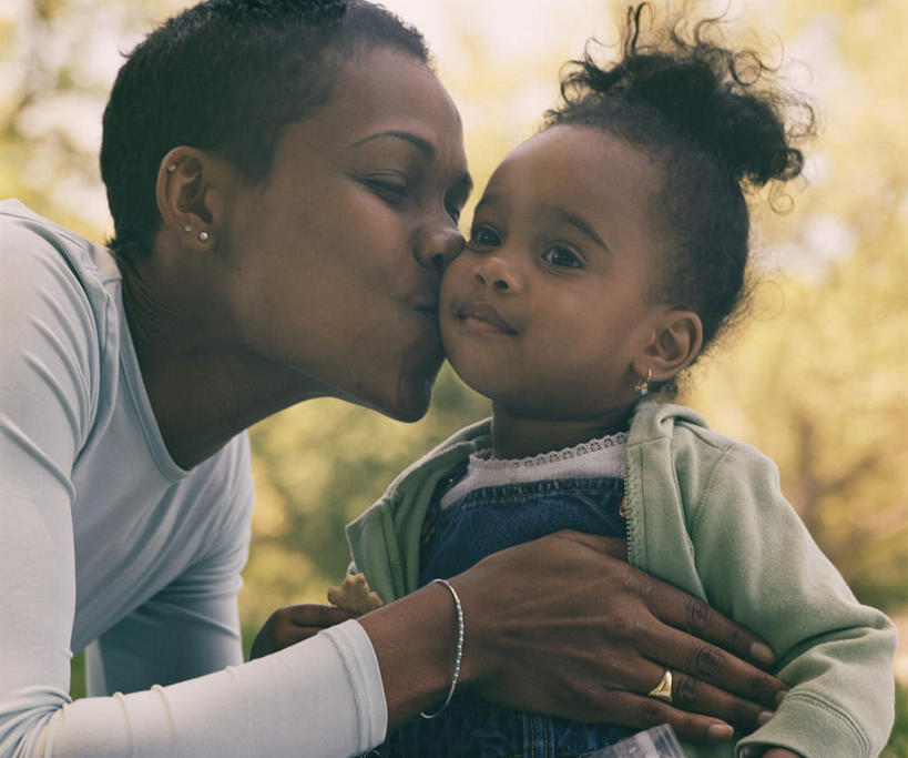 西方人,儿童,两个人,家庭,母亲,女儿,站,蹲,闭眼,吻,横图,室外,白天,正面,爱情,纯洁,秋季,植物,欧洲,非洲,黑人,欧洲人,阴影,朦胧,模糊,光线,影子,浪漫,注视,装饰品,树,树木,小孩,绿色,阳光,自然,戒指,饰品,手链,首饰,观察,看,站着,温暖,温馨,母女,一家人,恩爱,可爱,母爱,童年,童趣,手镯,生长,成长,观看,信物,和睦,察看,权利,关注,镯子,童真,烂漫,无邪,手饰,天真,年轻女性,女孩,女人,女性,非洲人,孩子,年轻人,秋,秋天,闭眼睛,闭着眼,闭着眼睛,蹲着,亲,亲吻,站立,半身,彩图,融洽,女生