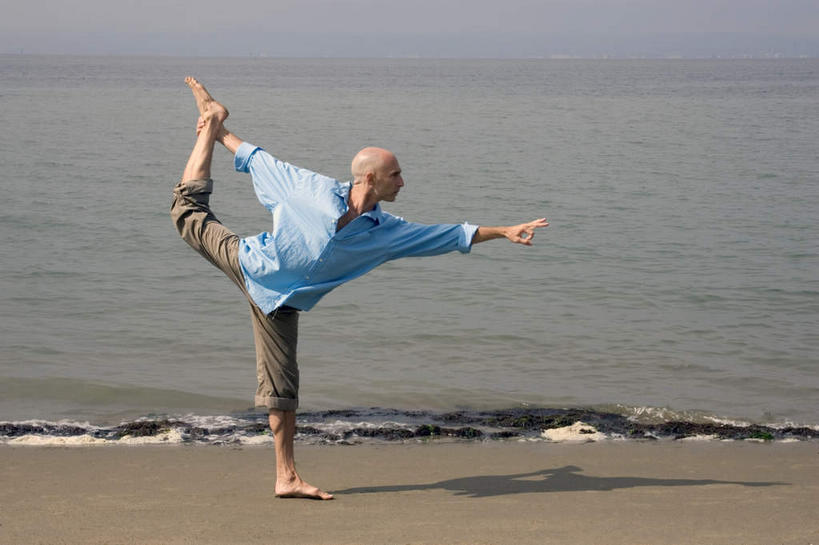 西方人,一个人,站,伸展双臂,横图,室外,白天,正面,衬衫,锻炼,瑜伽,运动,海浪,海洋,沙滩,欧洲,欧洲人,仅一个男性,仅一个人,仅一个中年男性,阴影,服装,光线,沙子,影子,海岸,浪花,水平线,辽阔,海平线,沙地,注视,休闲装,光脚,衣服,阳光,海水,观察,看,站着,休闲,广阔,赤脚,休闲服,抬脚,养生,服饰,观看,一望无际,察看,关注,海景,无边无际,一马平川,体育,男人,男性,中年男性,白种人,大海,风浪,海,海水的波动,海滩,近岸浪,涌浪,敞开双臂,伸开双臂,展开双肩,站立,张开手臂,张开双臂,彩图,全身,衬衣,健身,舞王式,水天相接,水天一线