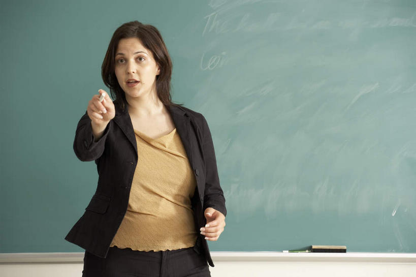 西方人,一个人,教师,站,横图,室内,白天,正面,欧洲,欧洲人,仅一个年轻女性,仅一个女性,仅一个人,握,指,服装,笔,工具,拿,拿着,注视,方向,衣服,粉笔,学习用品,黑板,观察,看,手势,站着,教室,教学,握着,服饰,观看,文具用品,察看,课堂,指向,衣着,食指,穿着,关注,衣饰,耐磨,白垩,教学黑板,年轻女性,女人,女性,白种人,讲师,教授,老师,站立,半身,彩图