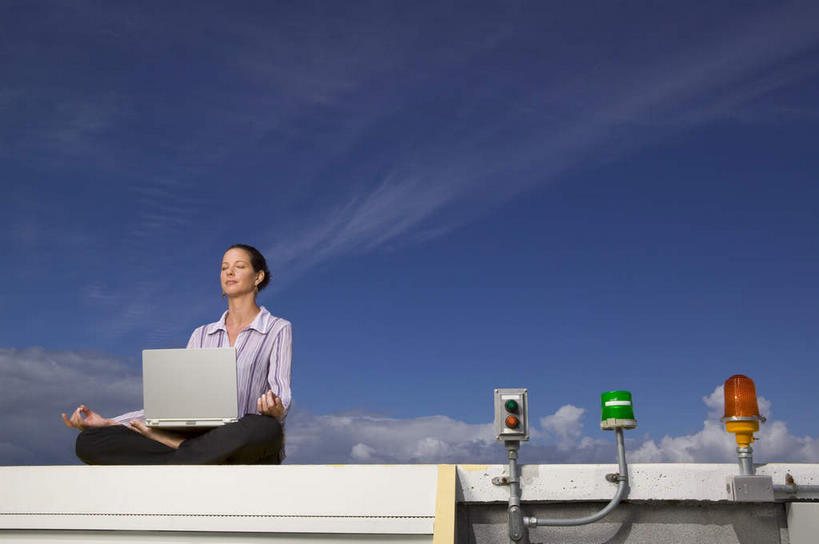 西方人,一个人,商务人士,商务女性,坐,闭眼,盘腿,横图,室外,白天,正面,锻炼,瑜伽,运动,电脑,笔记本电脑,照明,欧洲,欧洲人,仅一个年轻女性,仅一个女性,仅一个人,阴影,套装,光线,网络,影子,云,云朵,灯光,云彩,通讯设备,灯,蓝色,白云,蓝天,天空,阳光,灯具,天,养生,晴朗,一台,照亮,无线,照明设备,通信设备,商务装,无线网络,无线上网,便携式电脑,工薪阶层,莲花式,着陆灯,体育,手提电脑,年轻女性,女人,女性,白种人,白领,上班族,晴空,闭眼睛,闭着眼,闭着眼睛,盘腿而坐,盘膝,盘着腿的,盘着腿坐,双腿交叉,坐着,彩图,全身,健身