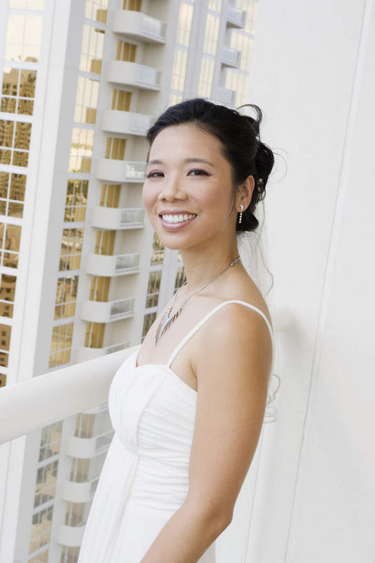 东方人,一个人,新娘,家,栏杆,露台,站,笑,微笑,露齿笑,竖图,室内,白天,侧面,婚纱,婚礼,快乐,阳台,项链,亚洲,仅一个女性,仅一个人,头纱,庆祝,房屋,屋子,公寓,围栏,结婚,扭头,注视,黄种人,洋房,护栏,楼房,住宅,装饰品,饰品,首饰,观察,看,站着,转头,仅一个中年女性,喜庆,观看,纪念,察看,关注,女人,女性,中年女性,亚洲人,站立,半身,彩图,婚礼服,礼服,高兴,房子,露天阳台,婚礼头纱