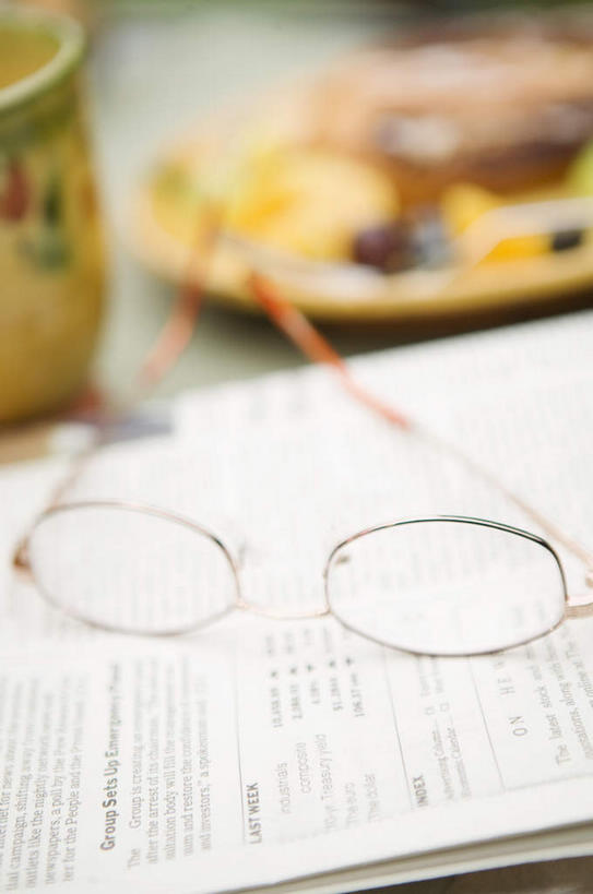 无人,竖图,俯视,室内,特写,白天,桌面,桌子,报纸,杯子,餐具,一副,朦胧,模糊,信息,木制,碟子,盘,眼镜,陶瓷,陶瓷制品,盘子,马克杯,木制品,水杯,碟,新闻,近视眼镜,彩图,高角度拍摄,报刊