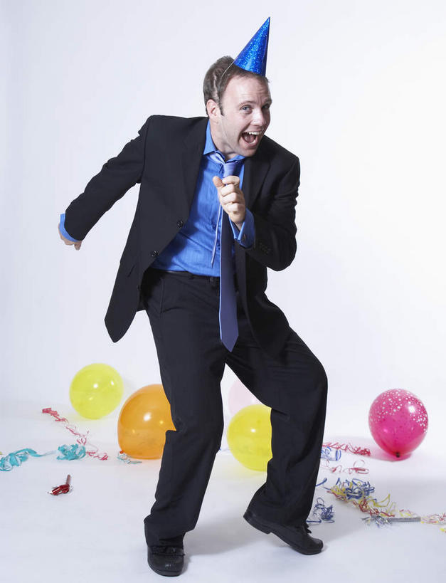 西方人,一个人,商务人士,商务男性,笑,微笑,竖图,室内,白天,正面,衬衫,跳舞,帽子,欧洲,欧洲人,仅一个男性,仅一个人,仅一个中年男性,阴影,纸质,套装,装饰,反射,影子,塑料,领带,注视,生日帽,蓝色,气球,塑料制品,观察,看,橡胶,观看,华丽,修饰,点缀,察看,小丑帽,象征,庄重,关注,商务装,身份,舞姿,工薪阶层,橡胶制品,三角帽,狂欢帽,派对帽,聚会帽,纸帽,衬托,美观,雅致,雅观,正式,地位,一顶,男人,男性,中年男性,白种人,白领,上班族,彩图,全身,衬衣,舞蹈