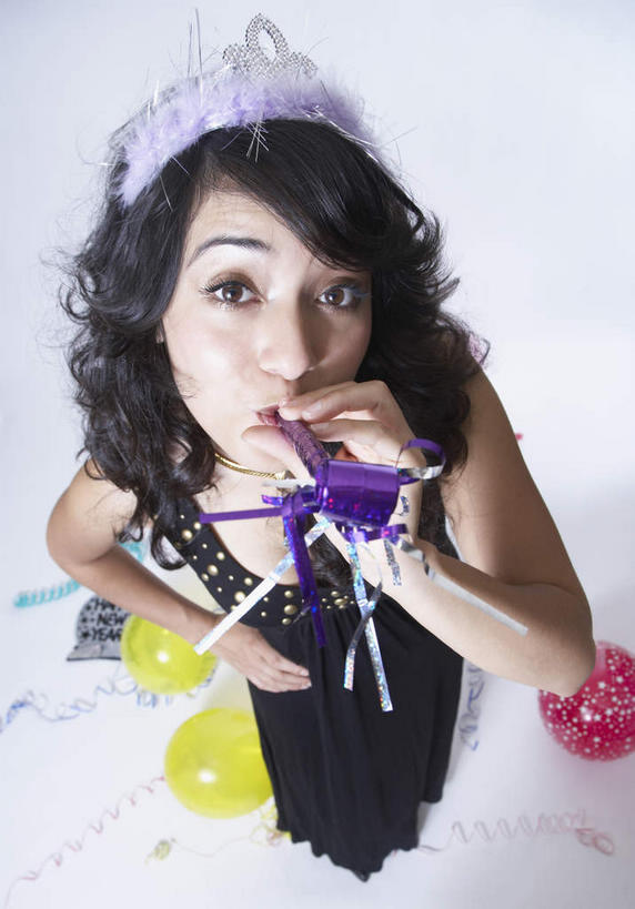 西方人,一个人,站,竖图,俯视,室内,白天,白色背景,裙子,游戏,皇冠,玩具,欧洲,欧洲人,仅一个年轻女性,仅一个女性,仅一个人,握,阴影,连衣裙,装饰,反射,影子,塑料,玩,注视,娱乐,一个,气球,塑料制品,吹,观察,看,站着,休闲,橡胶,益智,握着,摄影,影棚,单个,观看,活动,华丽,修饰,点缀,权威,察看,发泄,高贵,关注,消遣,智力,玩具吹卷,橡胶制品,宣泄,衬托,美观,雅致,雅观,权力,统治,吹卷,年轻女性,女人,女性,白种人,王冠,抬头,玩耍,嬉戏,仰头,站立,彩图,高角度拍摄,全身,影棚拍摄,拍摄