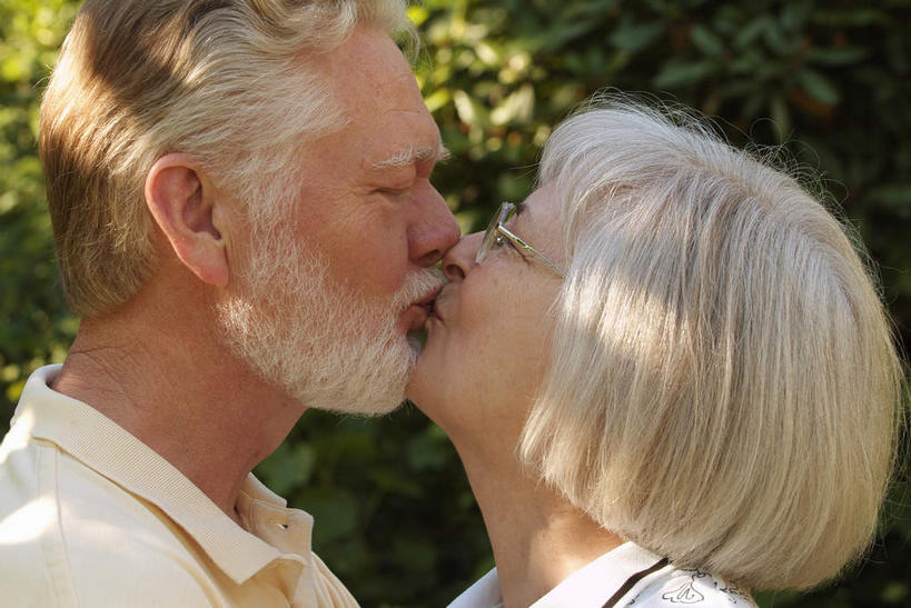 西方人,老年人,脸,头,脸颊,两个人,家庭,夫妻,站,闭眼,吻,横图,室外,特写,白天,侧面,爱情,植物,欧洲,欧洲人,一副,阴影,服装,环保,朦胧,模糊,光线,眼镜,影子,防护,浪漫,休闲装,肩膀,树,树木,衣服,绿色,阳光,自然,站着,休闲,温暖,温馨,一家人,面对面,休闲服,恩爱,恋人,服饰,生长,成长,老花镜,和睦,美好,美妙,间隔,美观,雅观,远视眼镜,绿篱,生篱,树篱,植篱,老年男性,老年女性,男人,男性,女人,女性,白种人,头部,脸部,脸蛋,面部,夫妇,情侣,闭眼睛,闭着眼,闭着眼睛,接吻,亲,亲吻,亲嘴,站立,半身,彩图,伴侣,融洽