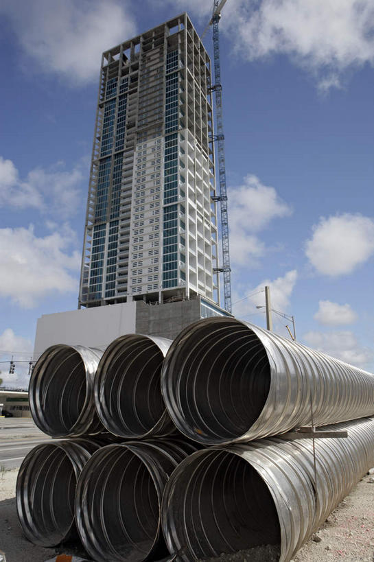 无人,工厂,高楼大厦,竖图,室外,白天,仰视,大厦,建筑,摩天大楼,金属制品,一堆,许多,阴影,堆叠,堆积,光线,金属,影子,云,云朵,云彩,管道,蓝色,白云,蓝天,天空,阳光,天,晴朗,堆,晴空,彩图,低角度拍摄,大楼,高层建筑,高楼,工地,摩天楼,制造厂