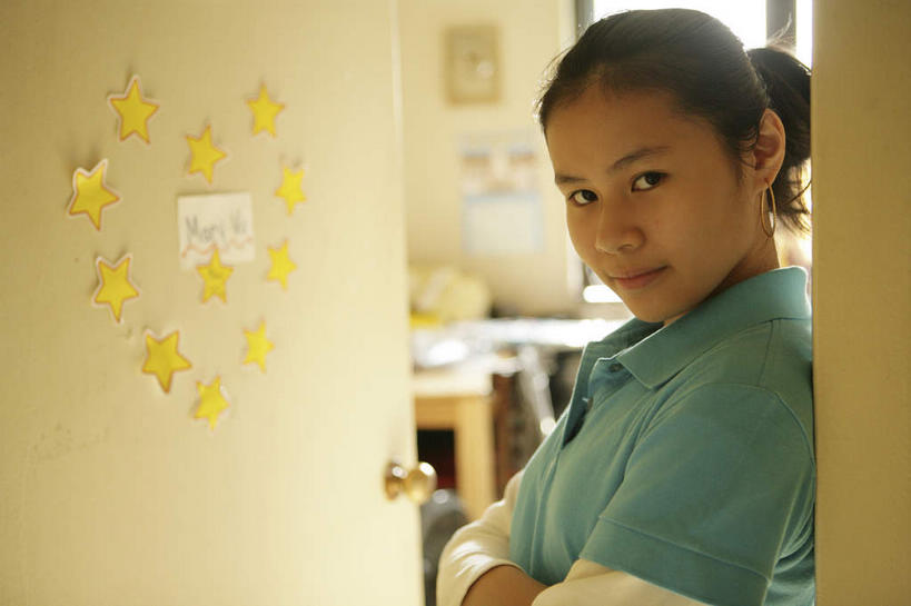 西方人,一个人,站,笑,双手交叉,微笑,横图,室内,白天,侧面,爱情,门,欧洲,非洲,黑人,欧洲人,仅一个年轻女性,仅一个女性,仅一个人,服装,爱心,朦胧,模糊,粘性,墙,办公用品,便利贴,便签,浪漫,扭头,注视,休闲装,墙壁,墙面,文具,衣服,把手,门把手,门框,观察,看,站着,转头,休闲,温暖,温馨,心形,休闲服,恩爱,服饰,观看,门把,办公设备,文具用品,记事,和睦,察看,双手抱胸,关注,快捷,文化工具,方便,N次贴,便条贴,告诉贴,即时贴,年轻女性,女人,女性,非洲人,心型,拉手,站立,半身,彩图,融洽