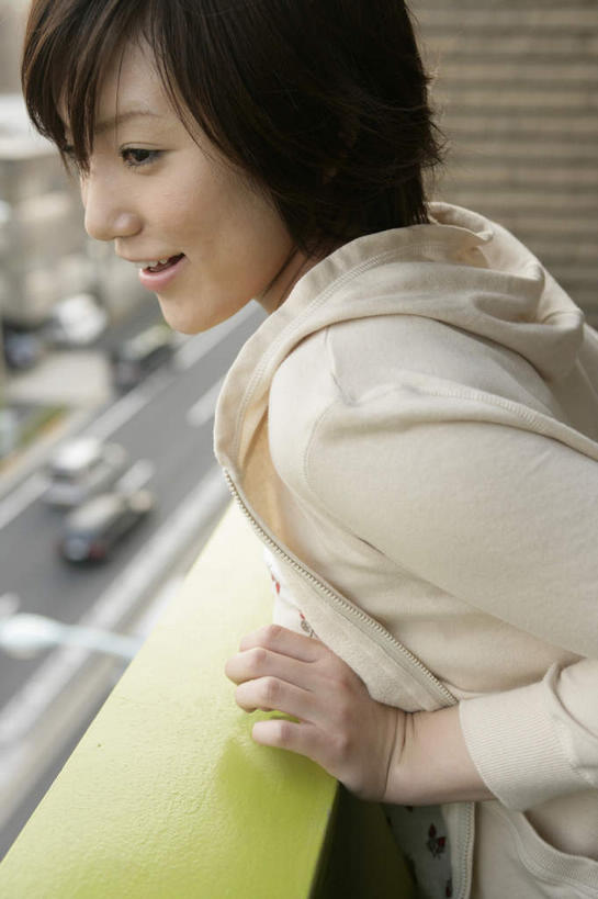 东方人,一个人,栏杆,露台,站,笑,微笑,露齿笑,竖图,俯视,室内,白天,阳台,道路,路,公路,汽车,亚洲,仅一个年轻女性,仅一个女性,仅一个人,阴影,服装,朦胧,模糊,光线,影子,墙,围栏,交通,扭头,注视,休闲装,黄种人,护栏,墙壁,墙面,车,衣服,交通工具,轿车,观察,看,趴着,站着,转头,休闲,休闲服,服饰,观看,察看,关注,载具,年轻女性,女人,女性,亚洲人,马路,趴,站立,半身,彩图,高角度拍摄,露天阳台