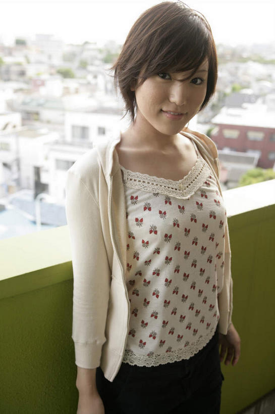 东方人,一个人,家,栏杆,露台,站,笑,微笑,露齿笑,竖图,俯视,室内,白天,阳台,亚洲,仅一个年轻女性,仅一个女性,仅一个人,阴影,服装,朦胧,模糊,光线,影子,房屋,屋子,围栏,扭头,注视,休闲装,黄种人,护栏,楼房,住宅,衣服,观察,看,站着,转头,休闲,休闲服,服饰,观看,察看,关注,年轻女性,女人,女性,亚洲人,站立,半身,彩图,高角度拍摄,房子,露天阳台