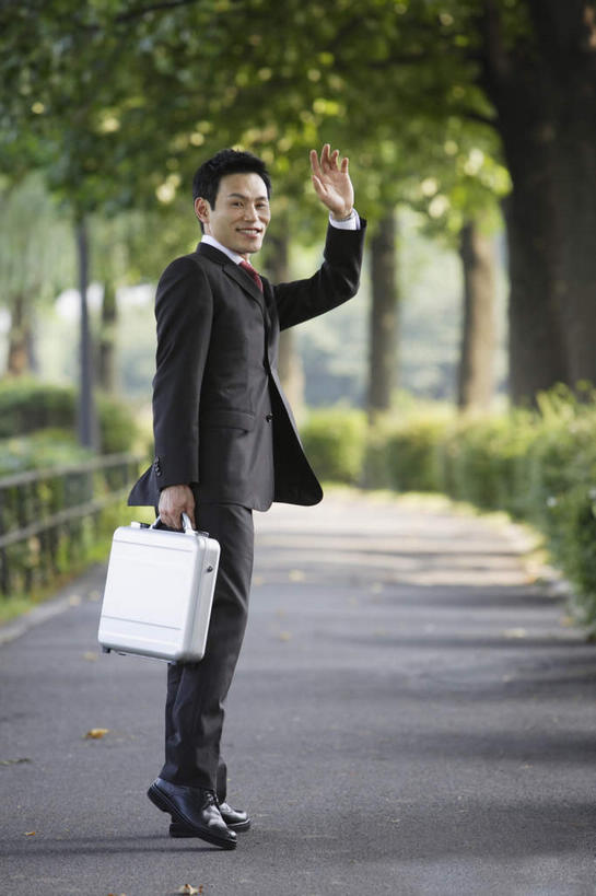 东方人,一个人,商务人士,商务男性,站,举,笑,微笑,露齿笑,竖图,室外,白天,侧面,衬衫,安全,草地,植物,道路,路,手提箱,亚洲,仅一个男性,仅一个人,一排,许多,套装,整齐,小路,交通,挥手,拎,扭头,注视,黄种人,再见,草,树,树木,排列,仅一个年轻男性,一个,绿色,自然,箱子,观察,看,手势,托,站着,招手,转头,生长,单个,成长,告别,观看,保护,察看,队列,关注,保险,商务装,私密,摆动,工薪阶层,密码箱,离别,辞行,男人,男性,年轻男性,亚洲人,白领,上班族,举起,举手,举着,向上举,向上伸,向上托,站立,彩图,全身,衬衣,拎着