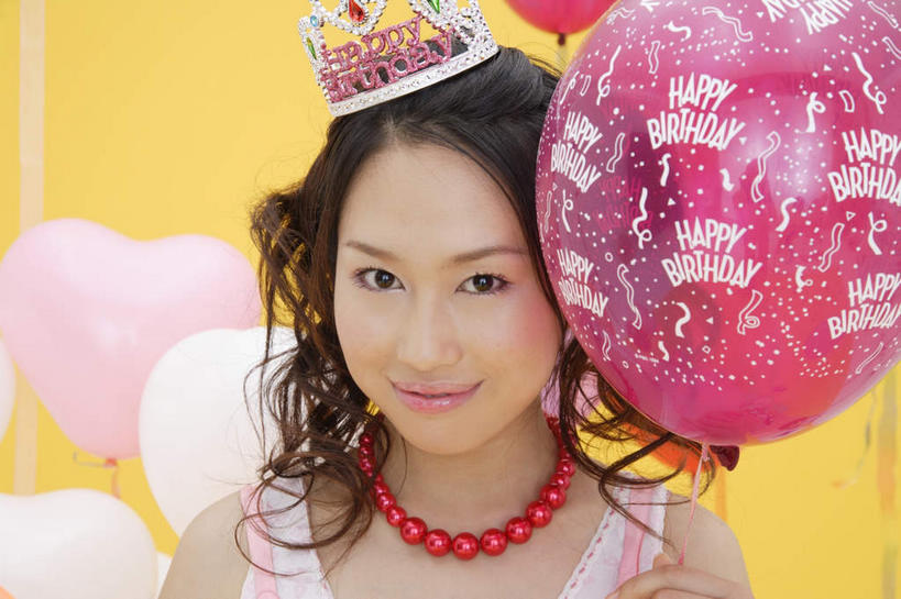 东方人,一个人,横图,室内,白天,正面,爱情,幸福,皇冠,项链,亚洲,仅一个年轻女性,仅一个女性,仅一个人,黄色背景,服装,装饰,塑料,粉红色,粉红,浪漫,休闲装,黄种人,装饰品,衣服,粉色,红色,黑色,气球,饰品,首饰,塑料制品,休闲,健康,休闲服,橡胶,可爱,摄影,服饰,活泼,影棚,青春,满足,华丽,修饰,点缀,权威,甜美,高贵,时髦,温柔,橡胶制品,纯真,衬托,美观,雅致,雅观,权力,统治,年轻女性,女人,女性,亚洲人,长发,王冠,半身,彩图,影棚拍摄,拍摄