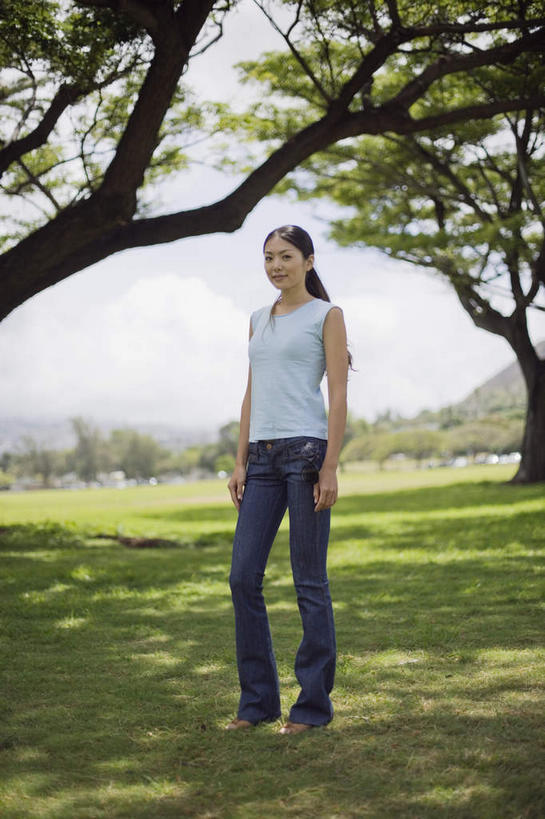 东方人,一个人,站,笑,微笑,露齿笑,竖图,室外,白天,正面,草地,草坪,植物,亚洲,仅一个年轻女性,仅一个女性,仅一个人,阴影,服装,光线,影子,注视,休闲装,黄种人,草,树,树木,衣服,蓝色,绿色,蓝天,天空,阳光,自然,天,观察,看,站着,休闲,休闲服,服饰,生长,成长,观看,察看,关注,年轻女性,女人,女性,亚洲人,站立,彩图,全身