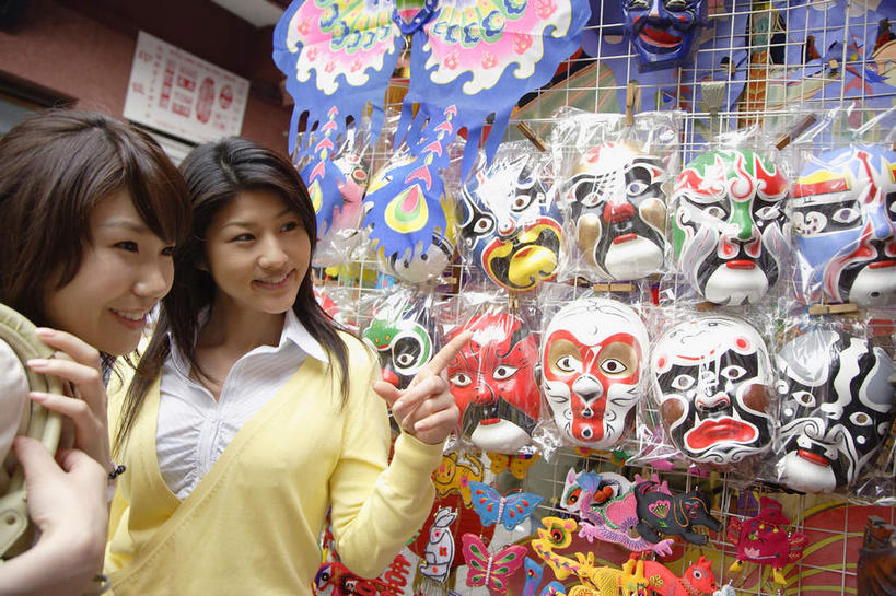 东方人,背,两个人,伙伴,朋友,站,笑,微笑,露齿笑,横图,室外,白天,正面,友谊,袋子,亚洲,一排,许多,阴影,服装,整齐,光线,包,面具,书包,影子,塑料,很多,注视,休闲装,黄种人,排列,衣服,阳光,背包,塑料制品,背着,观察,看,站着,休闲,休闲服,服饰,观看,单肩包,察看,队列,关注,塑封,京剧,背负,友情,年轻女性,女人,女性,亚洲人,站立,半身,彩图,密封袋,塑封袋