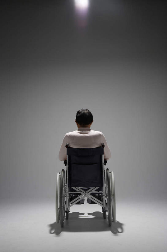 东方人,一个人,坐,竖图,室内,白天,地板,亚洲,仅一个男性,仅一个人,仅一个中年男性,工具,地面,黄种人,木地板,背面,黑色,轮椅,复健,康复,器械,摄影,影棚,医疗设备,医疗器械,医疗工具,辅助设备,男人,男性,中年男性,亚洲人,坐着,彩图,全身,影棚拍摄,拍摄,短发